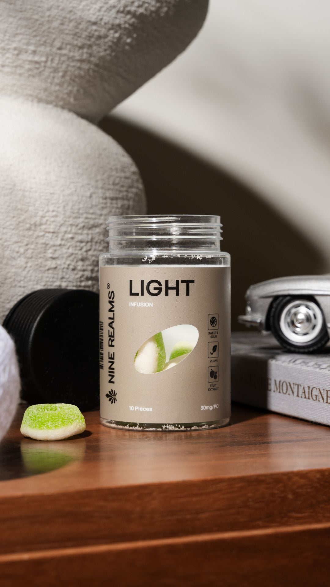 Nine Realms LIGHT Infusionsglas auf einem Tisch mit 10-HC-Gummibärchen
