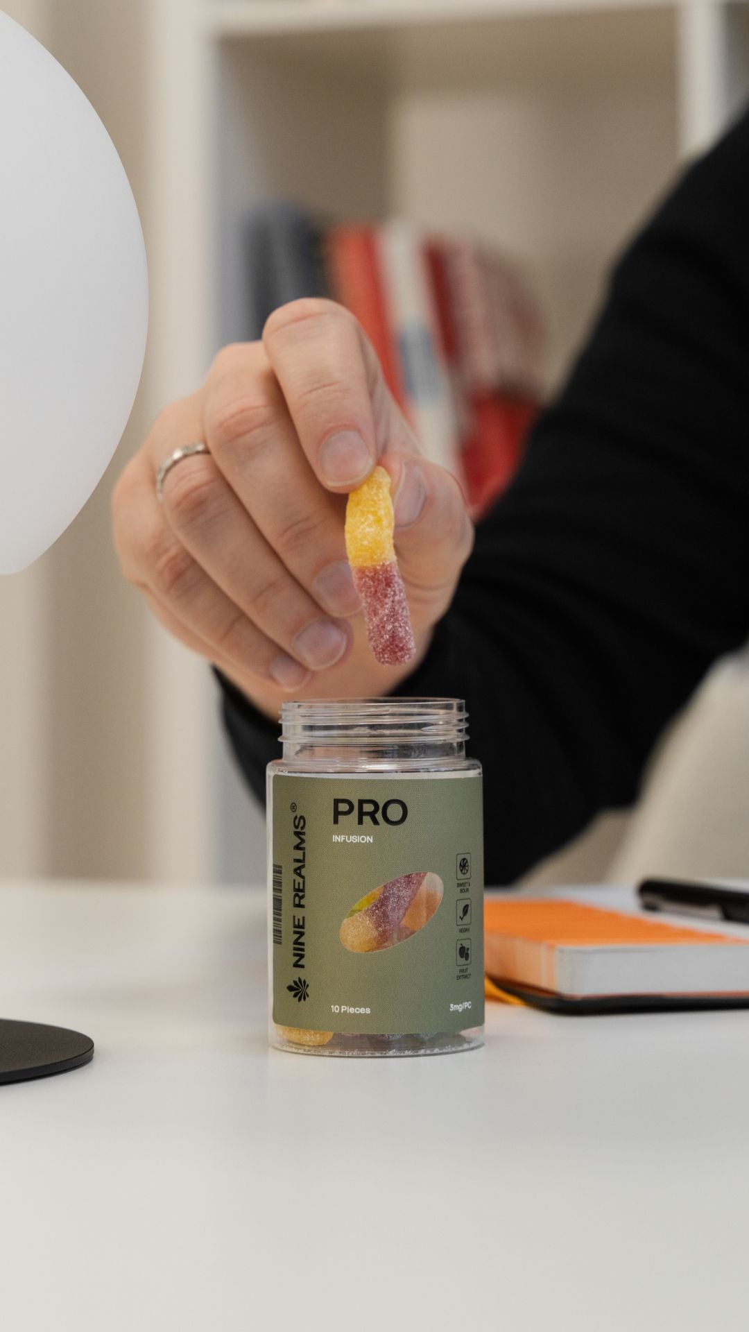 Man reaching for a nine realms 10-OH-HHCP pro edible