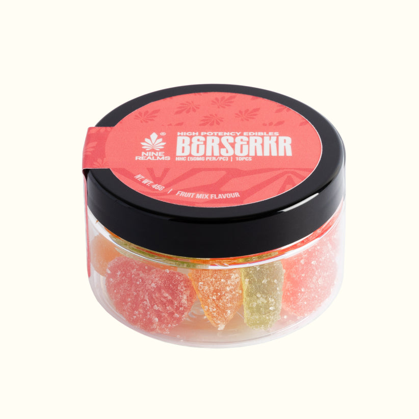 Ein Glas mit Nine Realms-Produkten BERSERKR edibles
